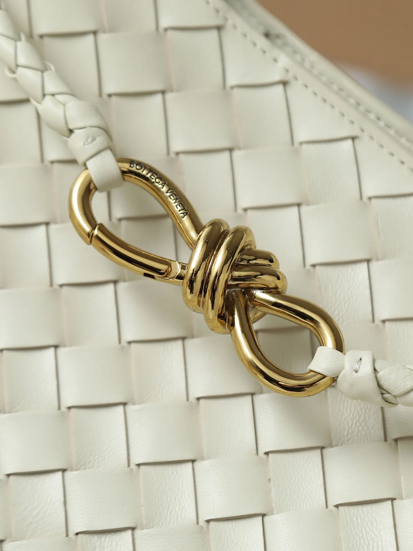 1550. Andiamo is shipping‼ ️Really popular🔥The new Andiamo woven handbag launched by Bottega Veneta this season is really popular all over the world! ! Celebrities at home and abroad have worn it, and Oscar-winning actress Michelle Yeoh has taken it out on the street. Song Jia, Trai Yala, Yu Feihong, Sanji Ayaka, Rosie Hunting-Whiteley, Yoshioka Riho, etc. have all worn this bag. It is classic and versatile and shows off your temperament, and the bag capacity is also large, which is very convenient for daily commuting! ! A variety of carrying methods, the shoulder straps can be adjusted by yourself, the original lambskin feels soft and delicate, and the unisex style breaks gender boundaries and brings a more practical and longer-lasting use experience. Andiamo, which has both elegant and casual styles, perfectly interprets the true appearance of "fashionable old money style". Style number: 766016 Size: 32*24*12